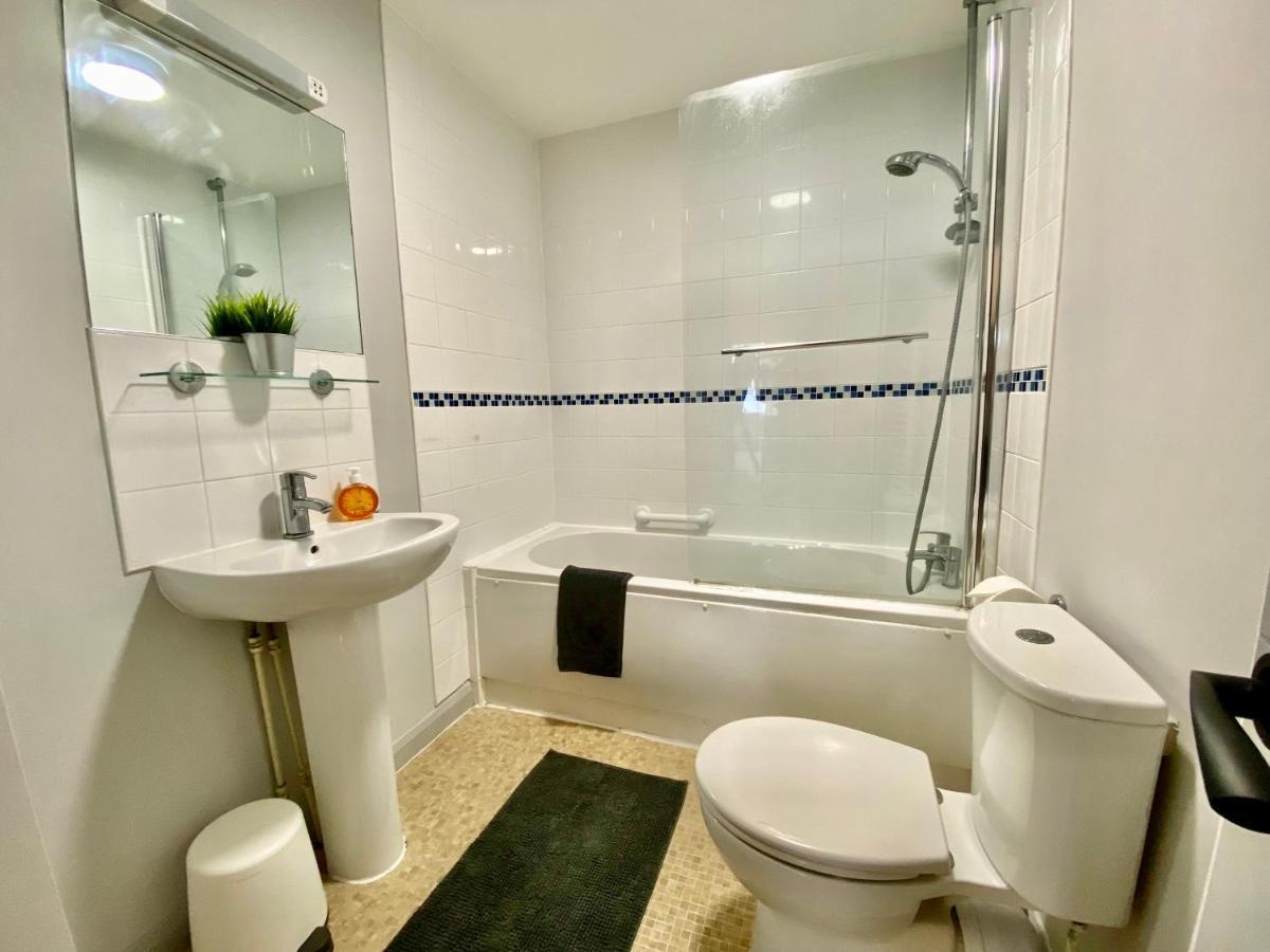 Beautiful Apartment - 5 Minute Walk To The Best Beach! - Great Location - Parking - Fast Wifi - Smart Tv - Newly Decorated - Sleeps Up To 4! Close To Bournemouth & Poole Town Centre Luaran gambar