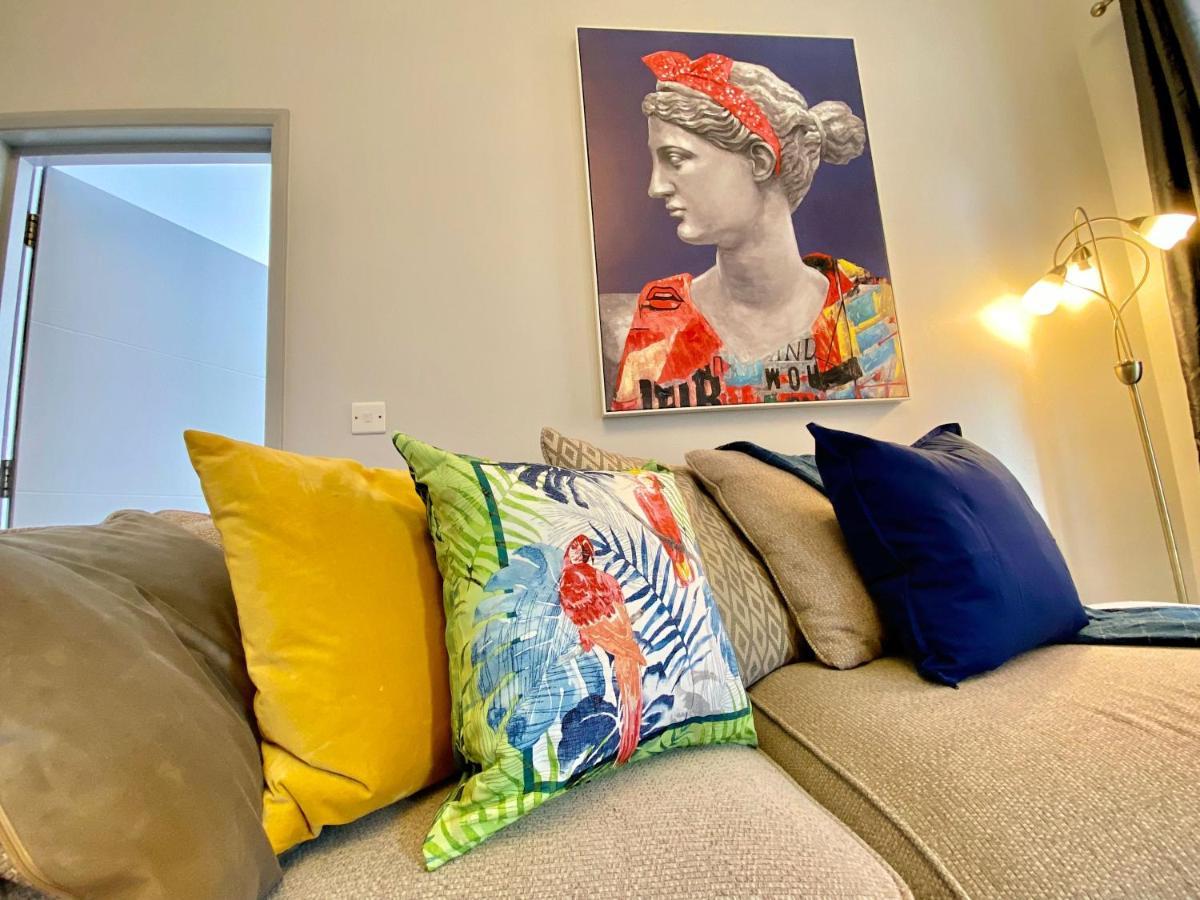 Beautiful Apartment - 5 Minute Walk To The Best Beach! - Great Location - Parking - Fast Wifi - Smart Tv - Newly Decorated - Sleeps Up To 4! Close To Bournemouth & Poole Town Centre Luaran gambar