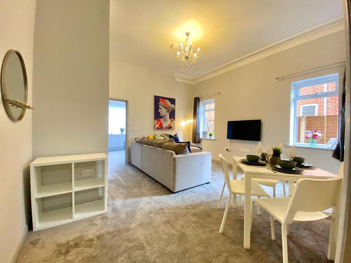 Beautiful Apartment - 5 Minute Walk To The Best Beach! - Great Location - Parking - Fast Wifi - Smart Tv - Newly Decorated - Sleeps Up To 4! Close To Bournemouth & Poole Town Centre Luaran gambar
