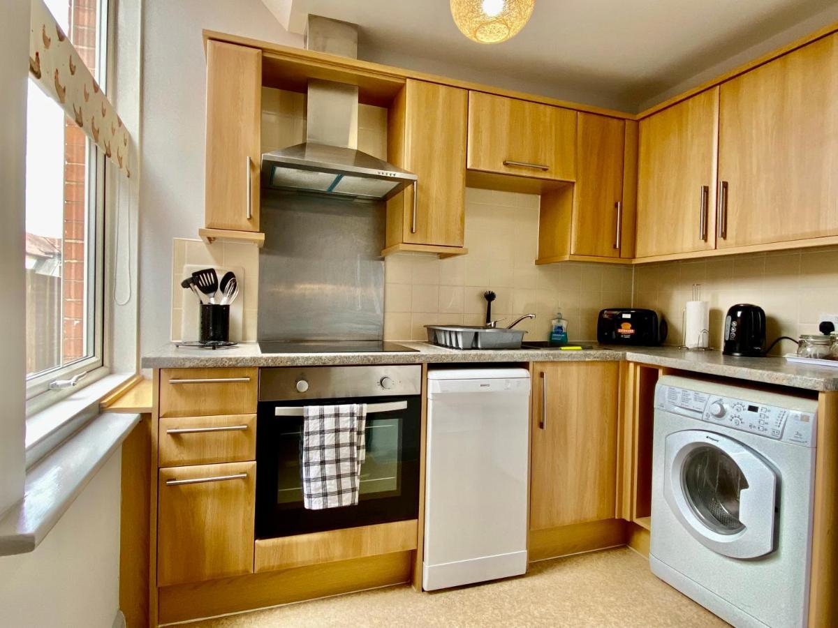 Beautiful Apartment - 5 Minute Walk To The Best Beach! - Great Location - Parking - Fast Wifi - Smart Tv - Newly Decorated - Sleeps Up To 4! Close To Bournemouth & Poole Town Centre Luaran gambar