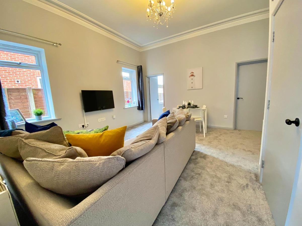 Beautiful Apartment - 5 Minute Walk To The Best Beach! - Great Location - Parking - Fast Wifi - Smart Tv - Newly Decorated - Sleeps Up To 4! Close To Bournemouth & Poole Town Centre Luaran gambar