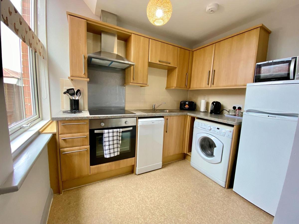 Beautiful Apartment - 5 Minute Walk To The Best Beach! - Great Location - Parking - Fast Wifi - Smart Tv - Newly Decorated - Sleeps Up To 4! Close To Bournemouth & Poole Town Centre Luaran gambar