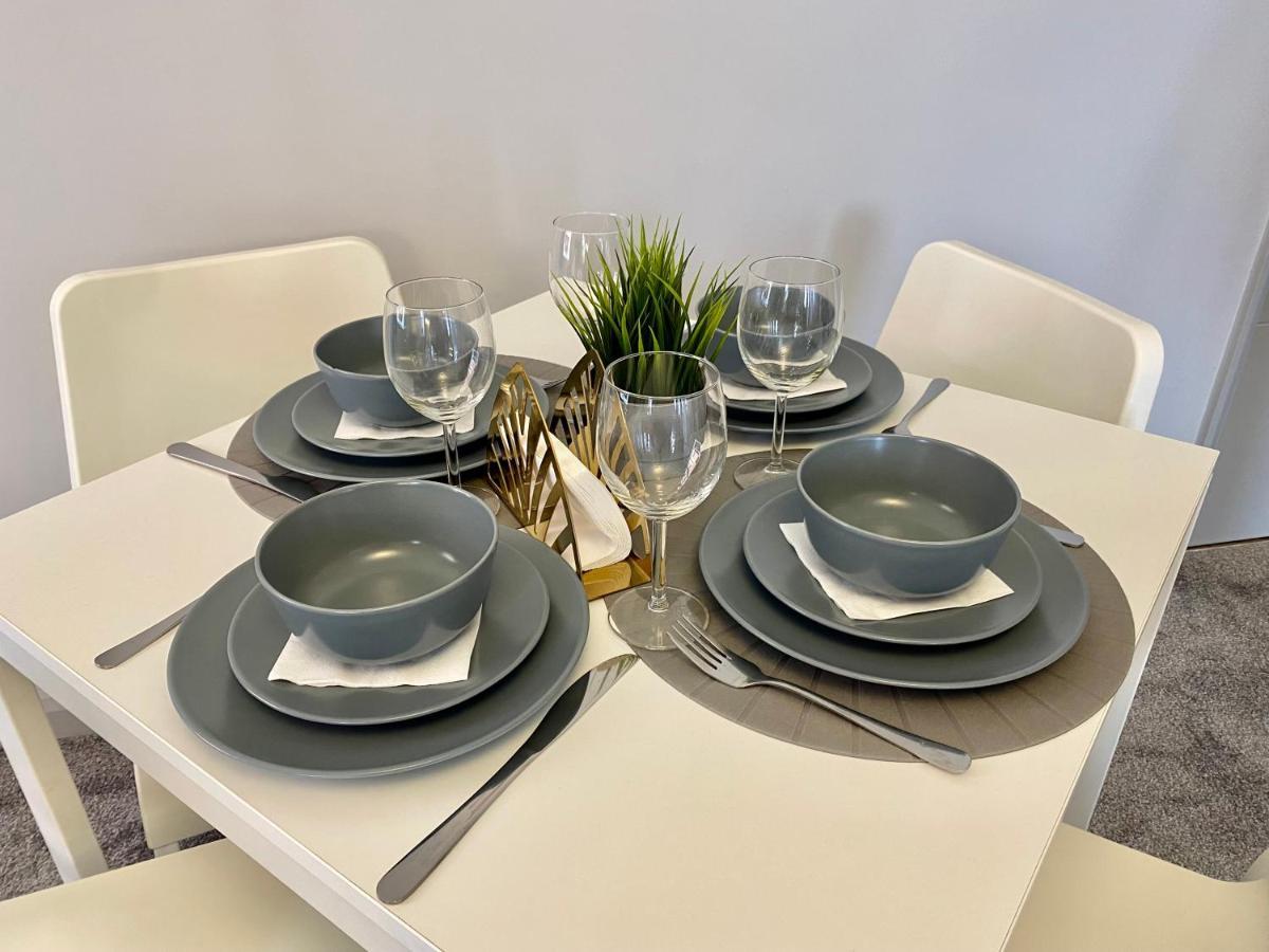 Beautiful Apartment - 5 Minute Walk To The Best Beach! - Great Location - Parking - Fast Wifi - Smart Tv - Newly Decorated - Sleeps Up To 4! Close To Bournemouth & Poole Town Centre Luaran gambar