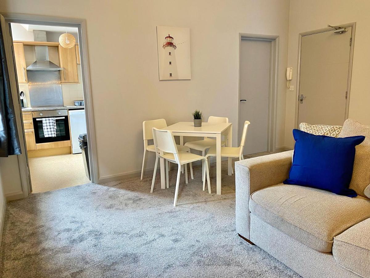 Beautiful Apartment - 5 Minute Walk To The Best Beach! - Great Location - Parking - Fast Wifi - Smart Tv - Newly Decorated - Sleeps Up To 4! Close To Bournemouth & Poole Town Centre Luaran gambar