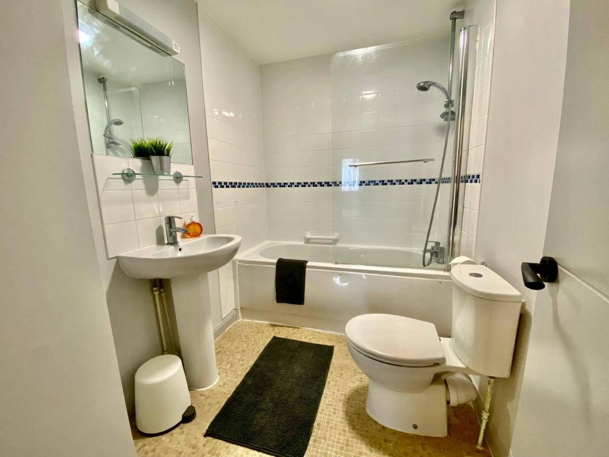 Beautiful Apartment - 5 Minute Walk To The Best Beach! - Great Location - Parking - Fast Wifi - Smart Tv - Newly Decorated - Sleeps Up To 4! Close To Bournemouth & Poole Town Centre Luaran gambar