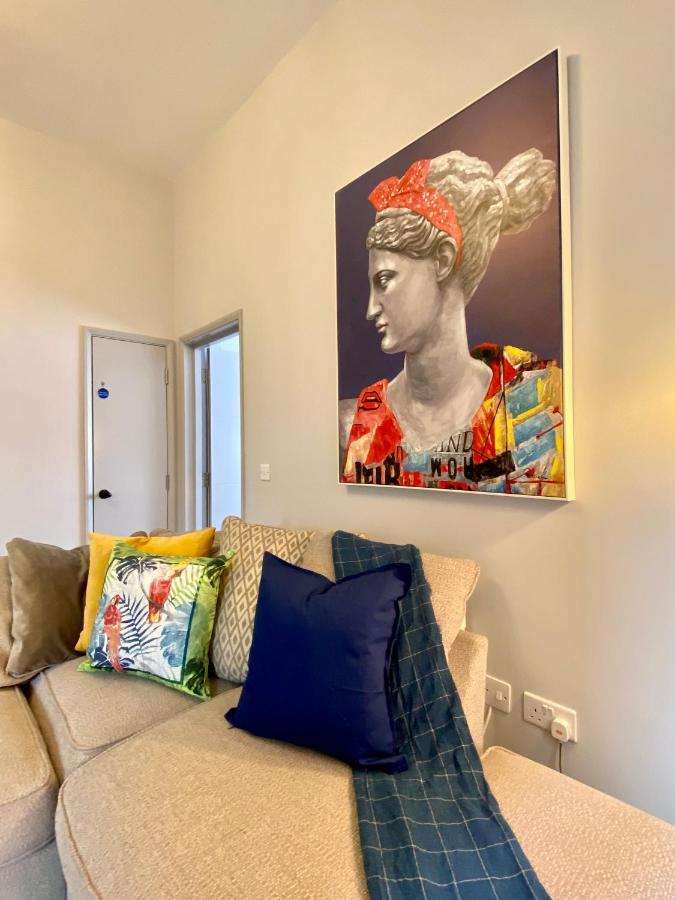 Beautiful Apartment - 5 Minute Walk To The Best Beach! - Great Location - Parking - Fast Wifi - Smart Tv - Newly Decorated - Sleeps Up To 4! Close To Bournemouth & Poole Town Centre Luaran gambar